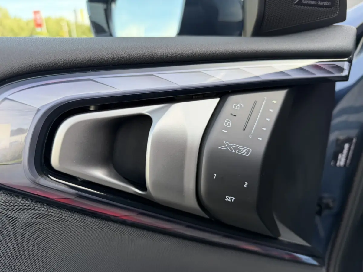 30e xDrive M Sport Harman- Kardon Sound Trekhaak Stuurwielverwarming Head-Up Display 360 Gr. Camera Driving Assistant Professional Elektrische actieradius tot 90 km WLTP! Bmw Iconic Glow Cha