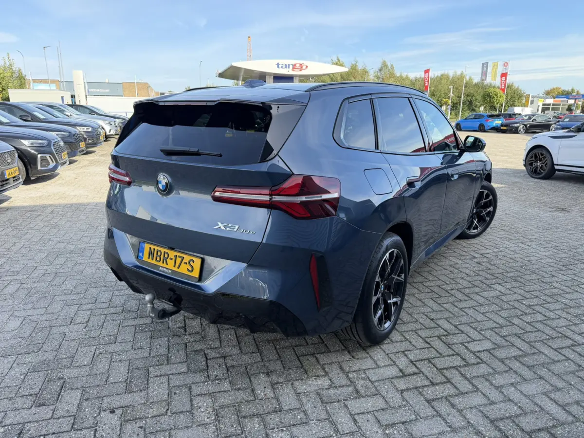 30e xDrive M Sport Harman- Kardon Sound Trekhaak Stuurwielverwarming Head-Up Display 360 Gr. Camera Driving Assistant Professional Elektrische actieradius tot 90 km WLTP! Bmw Iconic Glow Cha