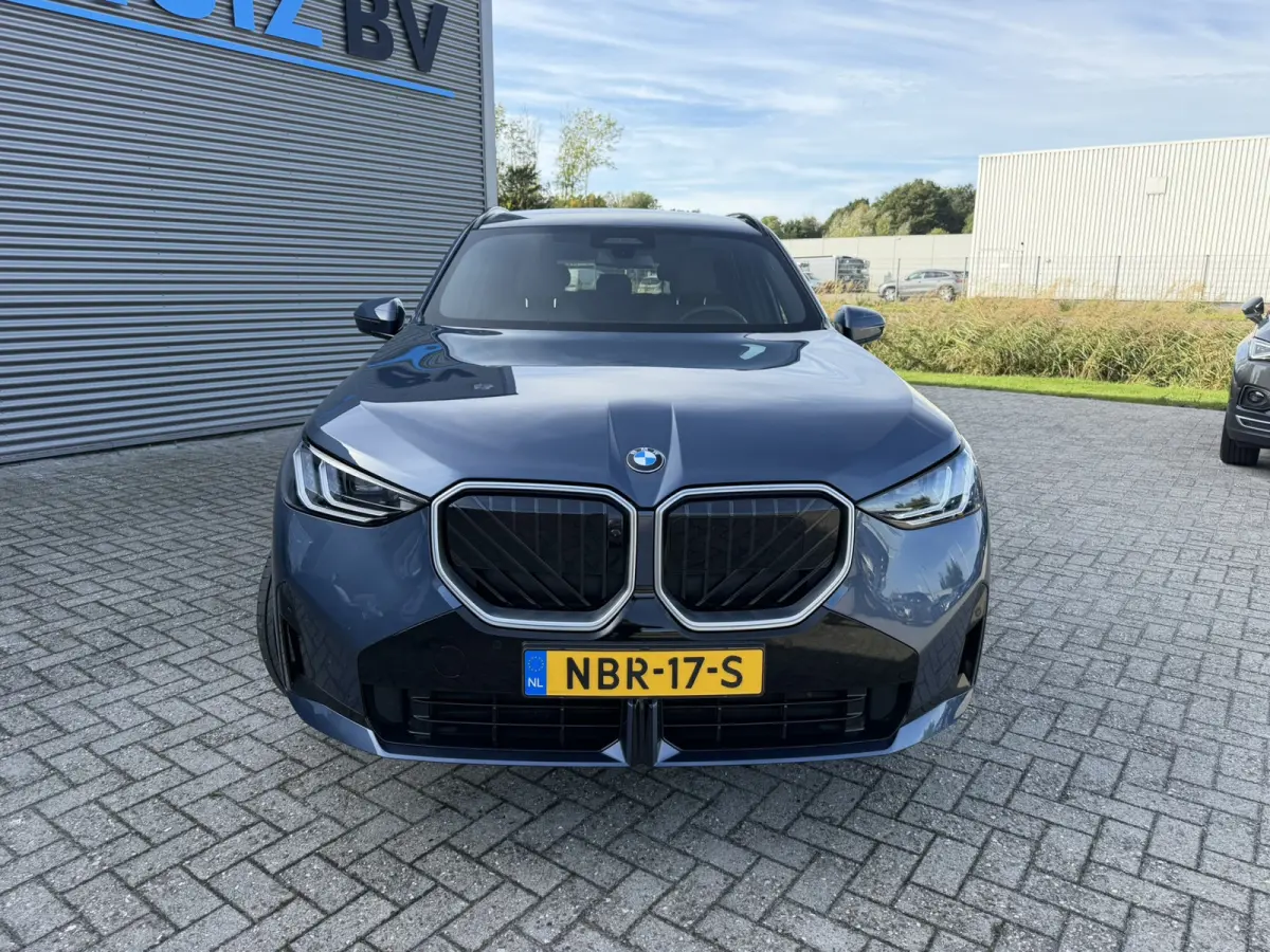 30e xDrive M Sport Harman- Kardon Sound Trekhaak Stuurwielverwarming Head-Up Display 360 Gr. Camera Driving Assistant Professional Elektrische actieradius tot 90 km WLTP! Bmw Iconic Glow Cha