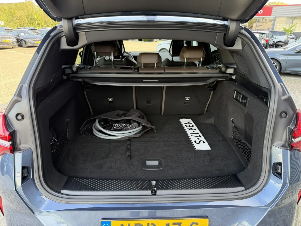 30e xDrive M Sport Harman- Kardon Sound Trekhaak Stuurwielverwarming Head-Up Display 360 Gr. Camera Driving Assistant Professional Elektrische actieradius tot 90 km WLTP! Bmw Iconic Glow Cha