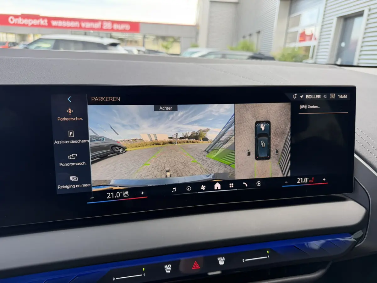 30e xDrive M Sport Harman- Kardon Sound Trekhaak Stuurwielverwarming Head-Up Display 360 Gr. Camera Driving Assistant Professional Elektrische actieradius tot 90 km WLTP! Bmw Iconic Glow Cha