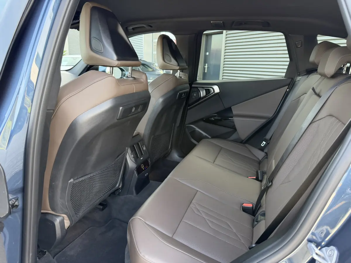 30e xDrive M Sport Harman- Kardon Sound Trekhaak Stuurwielverwarming Head-Up Display 360 Gr. Camera Driving Assistant Professional Elektrische actieradius tot 90 km WLTP! Bmw Iconic Glow Cha