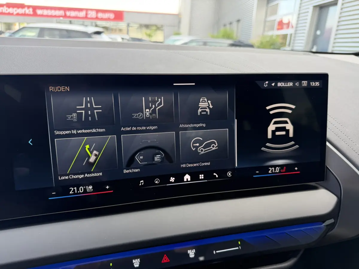 30e xDrive M Sport Harman- Kardon Sound Trekhaak Stuurwielverwarming Head-Up Display 360 Gr. Camera Driving Assistant Professional Elektrische actieradius tot 90 km WLTP! Bmw Iconic Glow Cha