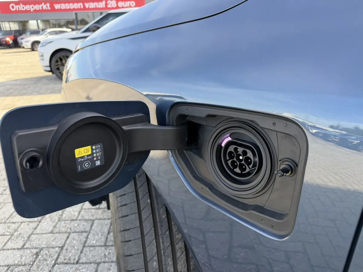 30e xDrive M Sport Harman- Kardon Sound Trekhaak Stuurwielverwarming Head-Up Display 360 Gr. Camera Driving Assistant Professional Elektrische actieradius tot 90 km WLTP! Bmw Iconic Glow Cha