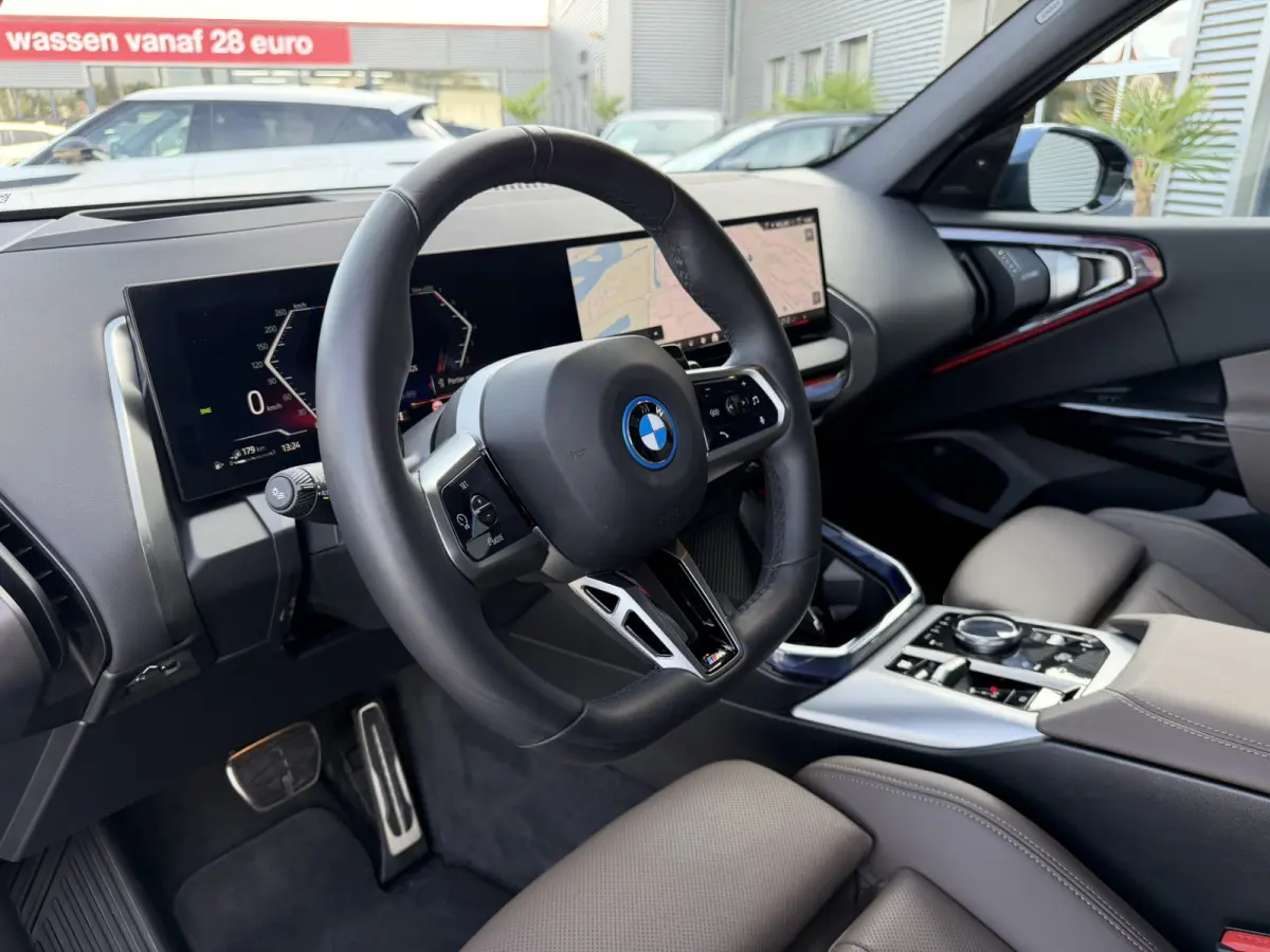 30e xDrive M Sport Harman- Kardon Sound Trekhaak Stuurwielverwarming Head-Up Display 360 Gr. Camera Driving Assistant Professional Elektrische actieradius tot 90 km WLTP! Bmw Iconic Glow Cha