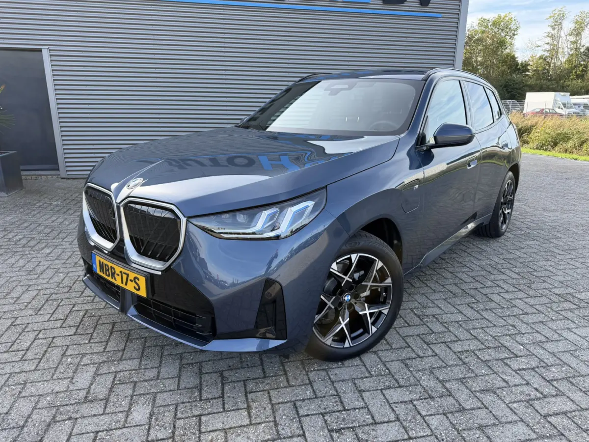 30e xDrive M Sport Harman- Kardon Sound Trekhaak Stuurwielverwarming Head-Up Display 360 Gr. Camera Driving Assistant Professional Elektrische actieradius tot 90 km WLTP! Bmw Iconic Glow Cha