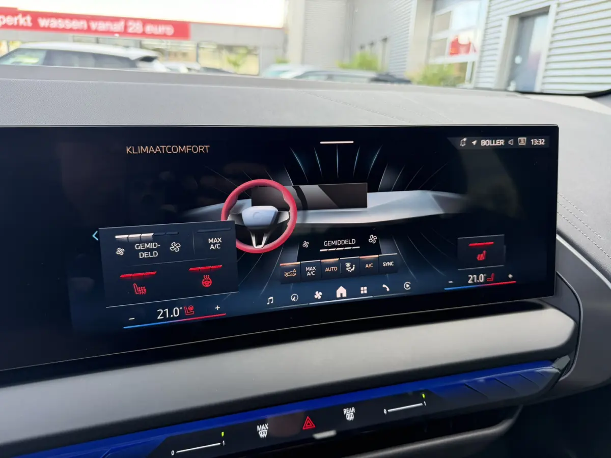 30e xDrive M Sport Harman- Kardon Sound Trekhaak Stuurwielverwarming Head-Up Display 360 Gr. Camera Driving Assistant Professional Elektrische actieradius tot 90 km WLTP! Bmw Iconic Glow Cha