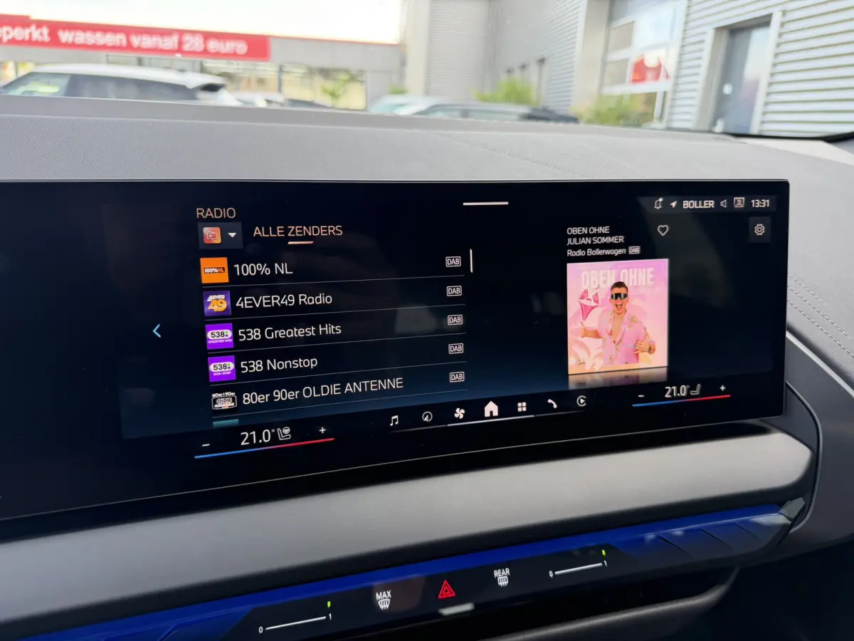 30e xDrive M Sport Harman- Kardon Sound Trekhaak Stuurwielverwarming Head-Up Display 360 Gr. Camera Driving Assistant Professional Elektrische actieradius tot 90 km WLTP! Bmw Iconic Glow Cha