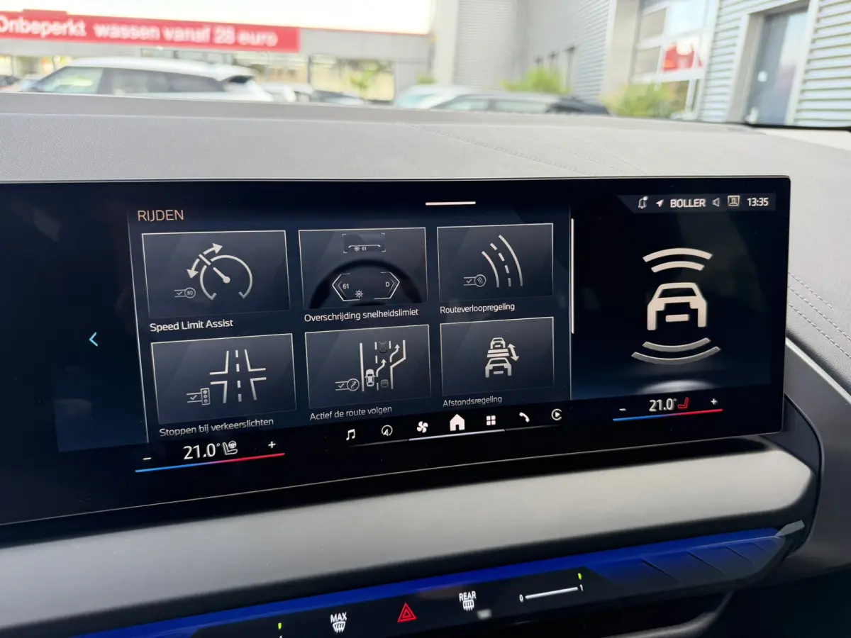 30e xDrive M Sport Harman- Kardon Sound Trekhaak Stuurwielverwarming Head-Up Display 360 Gr. Camera Driving Assistant Professional Elektrische actieradius tot 90 km WLTP! Bmw Iconic Glow Cha