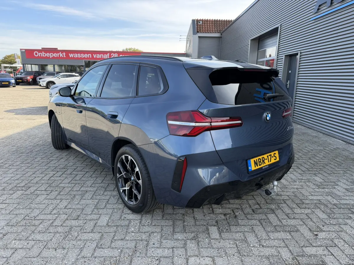 30e xDrive M Sport Harman- Kardon Sound Trekhaak Stuurwielverwarming Head-Up Display 360 Gr. Camera Driving Assistant Professional Elektrische actieradius tot 90 km WLTP! Bmw Iconic Glow Cha