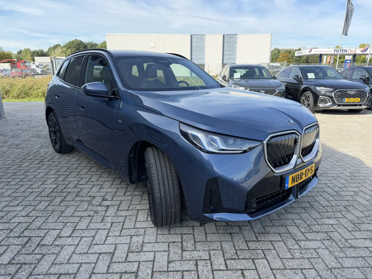30e xDrive M Sport Harman- Kardon Sound Trekhaak Stuurwielverwarming Head-Up Display 360 Gr. Camera Driving Assistant Professional Elektrische actieradius tot 90 km WLTP! Bmw Iconic Glow Cha