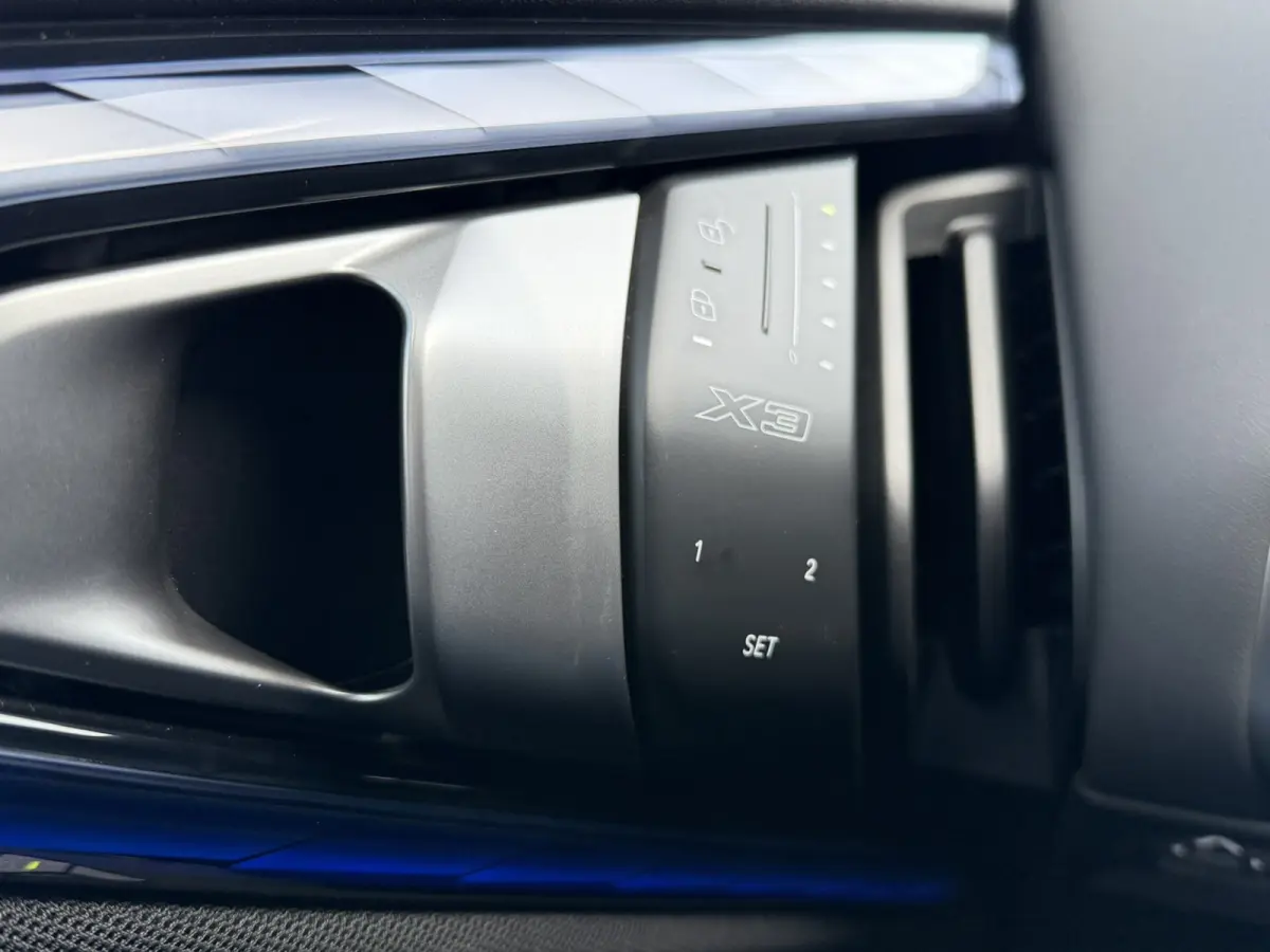 30e xDrive M Sport Harman- Kardon Sound Trekhaak Stuurwielverwarming Head-Up Display 360 Gr. Camera Driving Assistant Professional Elektrische actieradius tot 90 km WLTP! Bmw Iconic Glow Cha