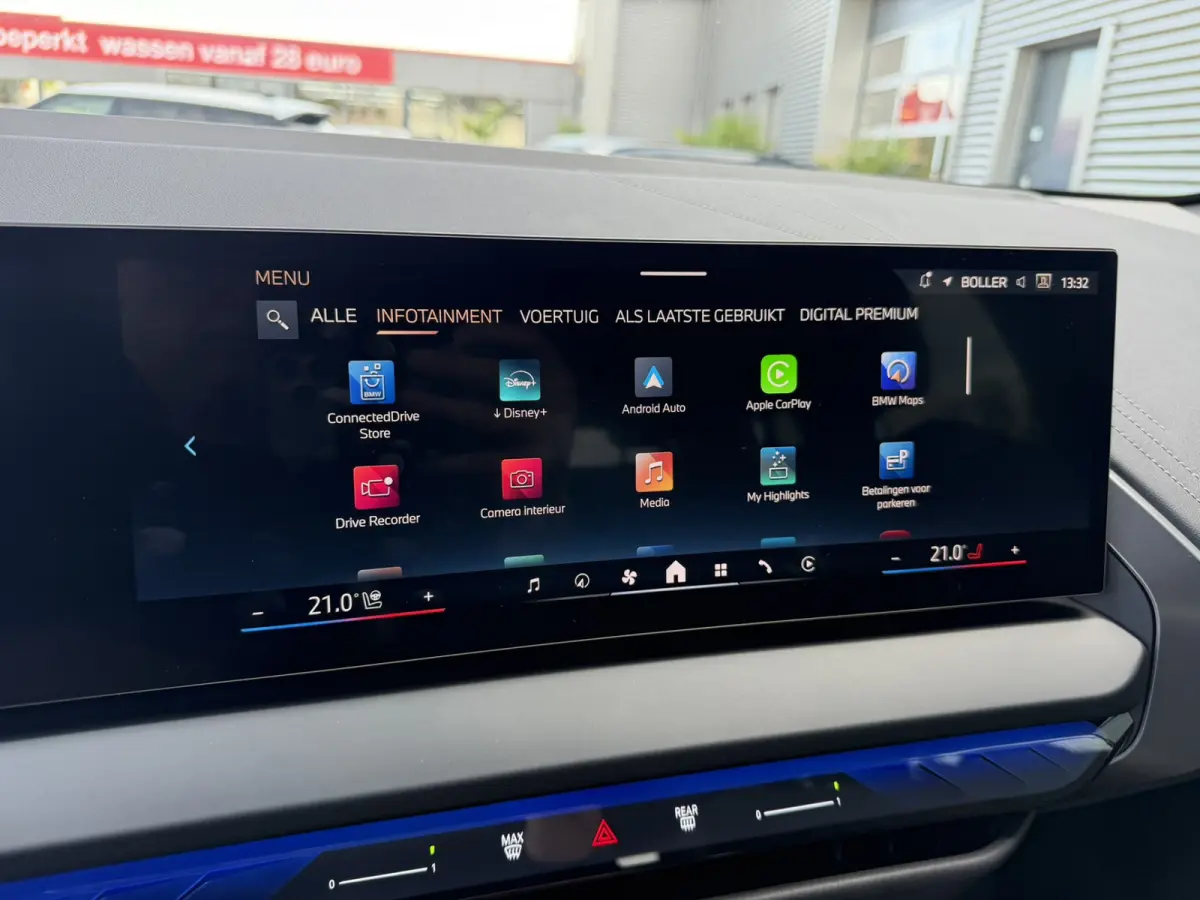 30e xDrive M Sport Harman- Kardon Sound Trekhaak Stuurwielverwarming Head-Up Display 360 Gr. Camera Driving Assistant Professional Elektrische actieradius tot 90 km WLTP! Bmw Iconic Glow Cha