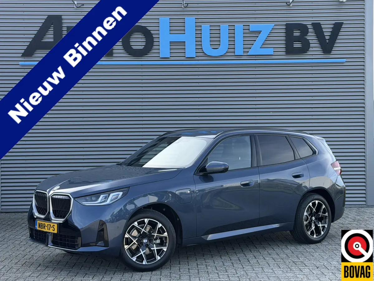 30e xDrive M Sport Harman- Kardon Sound Trekhaak Stuurwielverwarming Head-Up Display 360 Gr. Camera Driving Assistant Professional Elektrische actieradius tot 90 km WLTP! Bmw Iconic Glow Cha