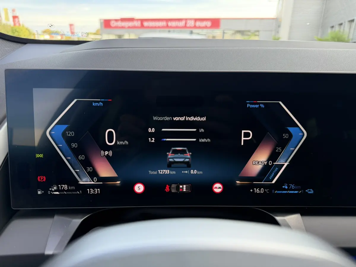 30e xDrive M Sport Harman- Kardon Sound Trekhaak Stuurwielverwarming Head-Up Display 360 Gr. Camera Driving Assistant Professional Elektrische actieradius tot 90 km WLTP! Bmw Iconic Glow Cha
