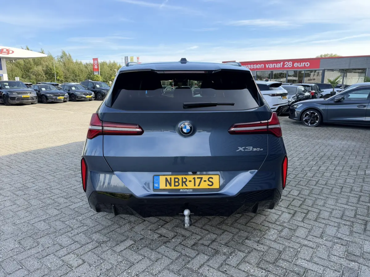 30e xDrive M Sport Harman- Kardon Sound Trekhaak Stuurwielverwarming Head-Up Display 360 Gr. Camera Driving Assistant Professional Elektrische actieradius tot 90 km WLTP! Bmw Iconic Glow Cha