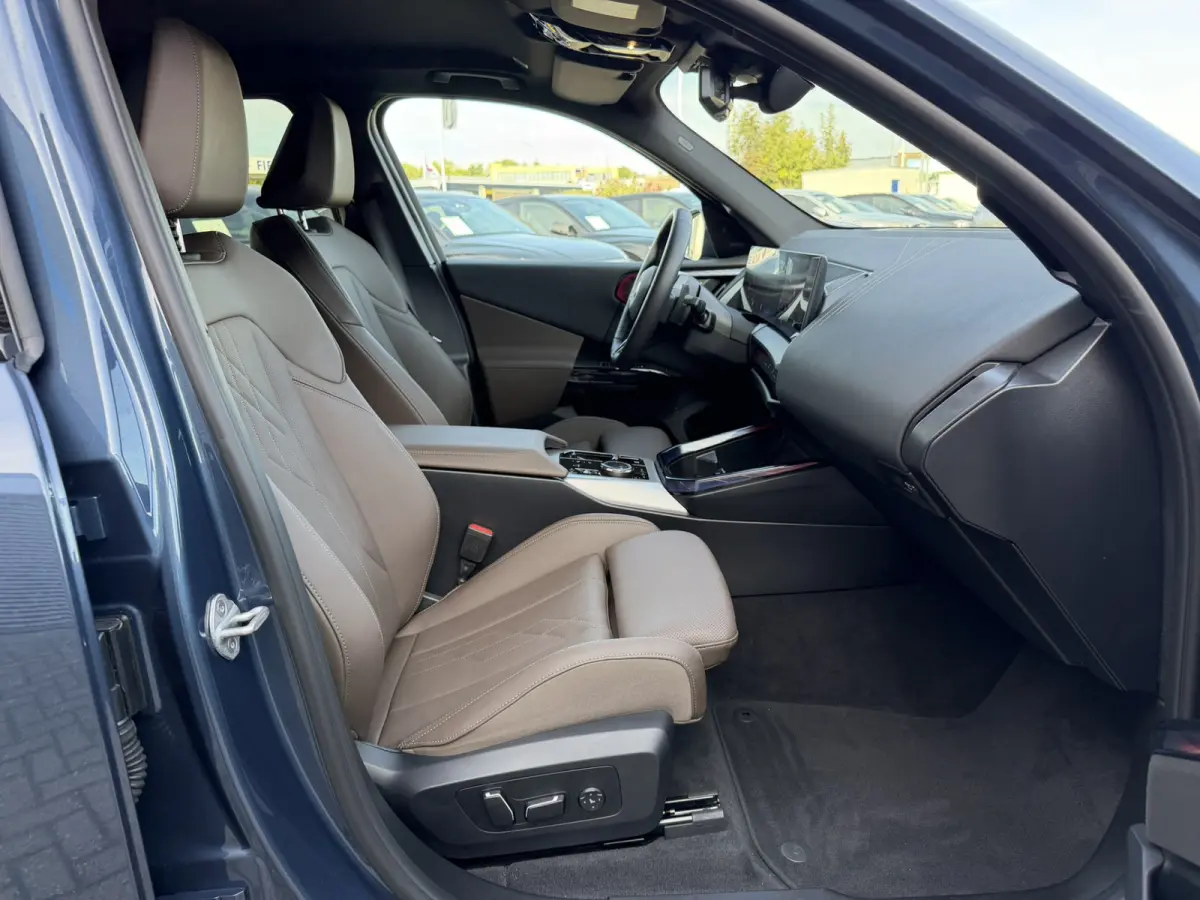 30e xDrive M Sport Harman- Kardon Sound Trekhaak Stuurwielverwarming Head-Up Display 360 Gr. Camera Driving Assistant Professional Elektrische actieradius tot 90 km WLTP! Bmw Iconic Glow Cha