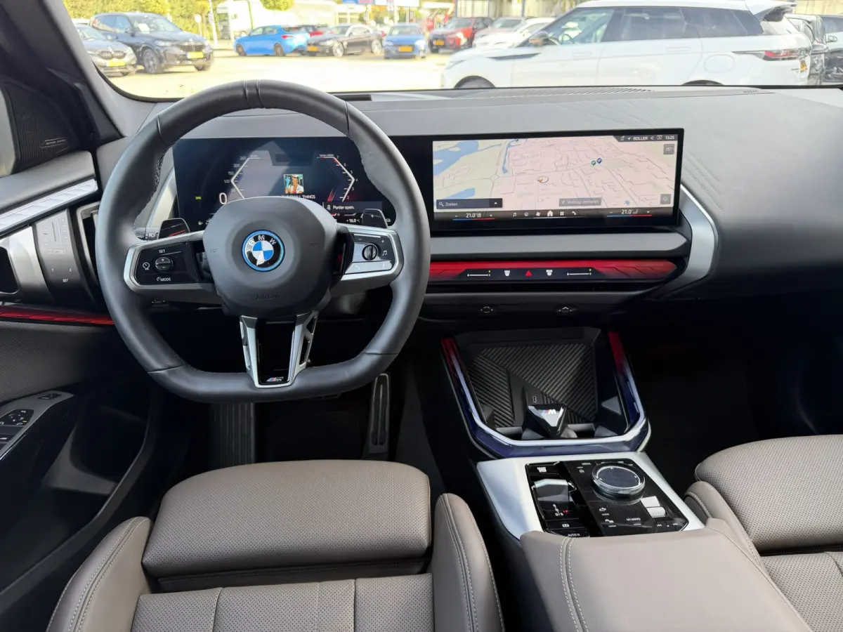 30e xDrive M Sport Harman- Kardon Sound Trekhaak Stuurwielverwarming Head-Up Display 360 Gr. Camera Driving Assistant Professional Elektrische actieradius tot 90 km WLTP! Bmw Iconic Glow Cha