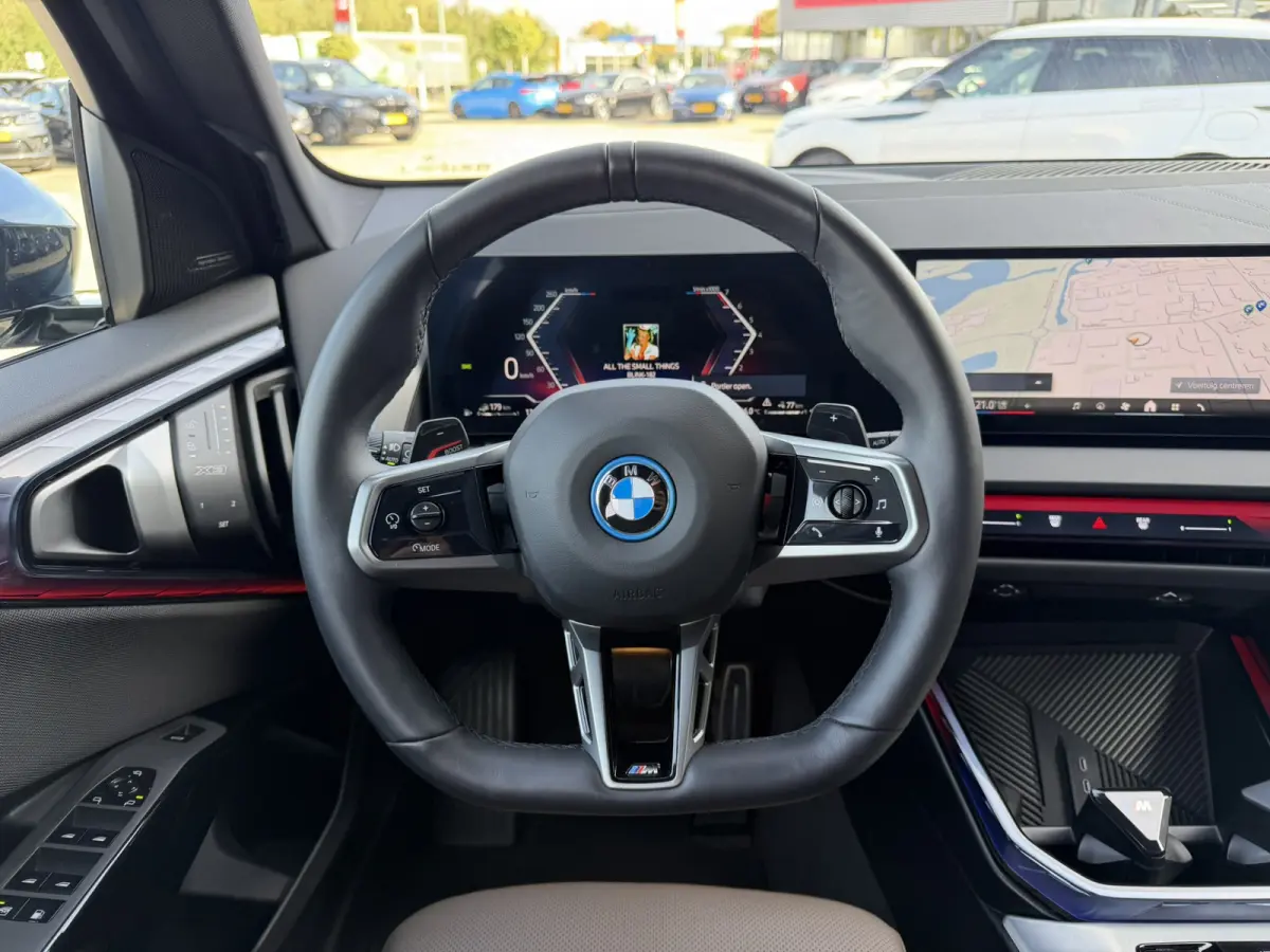30e xDrive M Sport Harman- Kardon Sound Trekhaak Stuurwielverwarming Head-Up Display 360 Gr. Camera Driving Assistant Professional Elektrische actieradius tot 90 km WLTP! Bmw Iconic Glow Cha