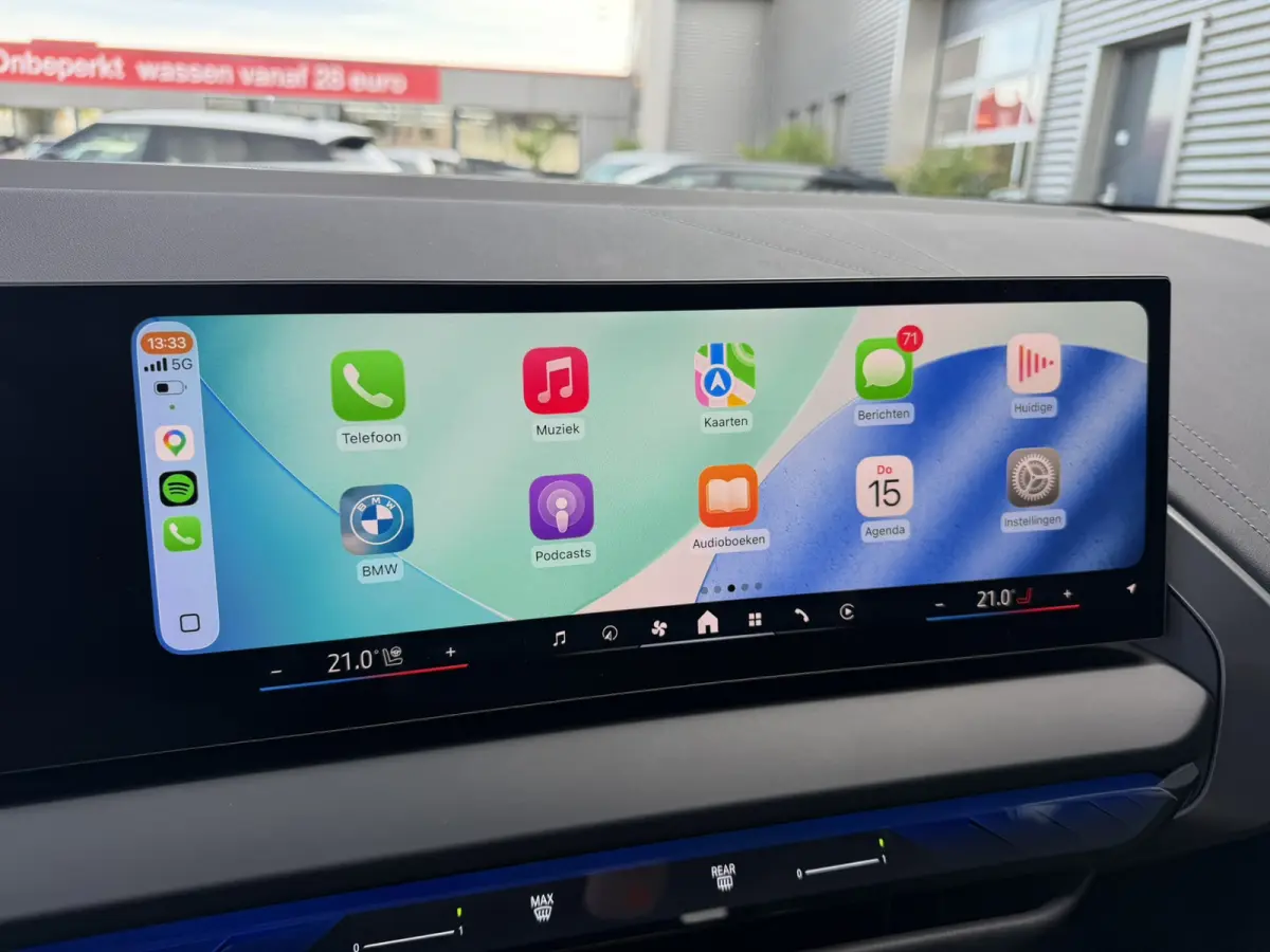 30e xDrive M Sport Harman- Kardon Sound Trekhaak Stuurwielverwarming Head-Up Display 360 Gr. Camera Driving Assistant Professional Elektrische actieradius tot 90 km WLTP! Bmw Iconic Glow Cha