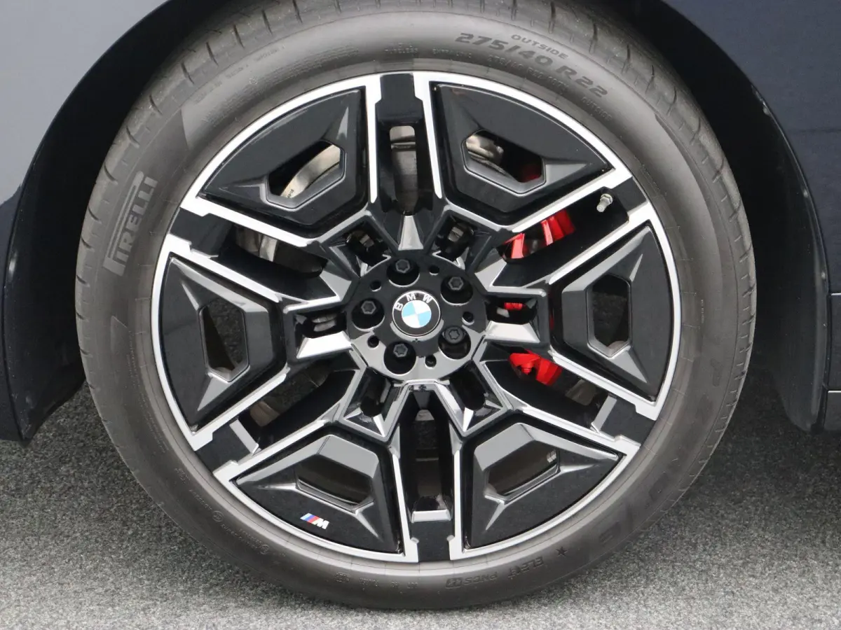 xDrive M70 M Sportpakket | Comfort Pack | Innovation Pack | SoH 100% | Integral Active Steering | Luchtvering | Panoramadak Sky Lounge | Driving Assistant Professional | Harman Kardon | 22''