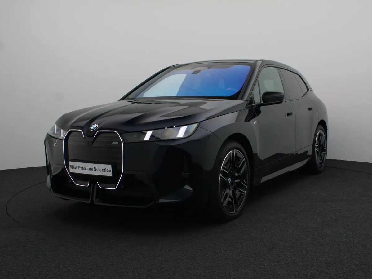 xDrive M70 M Sportpakket | Comfort Pack | Innovation Pack | SoH 100% | Integral Active Steering | Luchtvering | Panoramadak Sky Lounge | Driving Assistant Professional | Harman Kardon | 22''