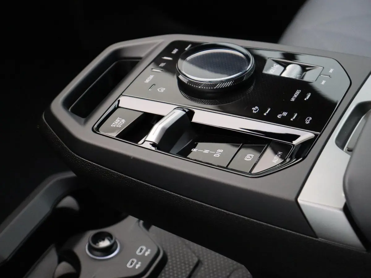xDrive M70 M Sportpakket | Comfort Pack | Innovation Pack | SoH 100% | Integral Active Steering | Luchtvering | Panoramadak Sky Lounge | Driving Assistant Professional | Harman Kardon | 22''