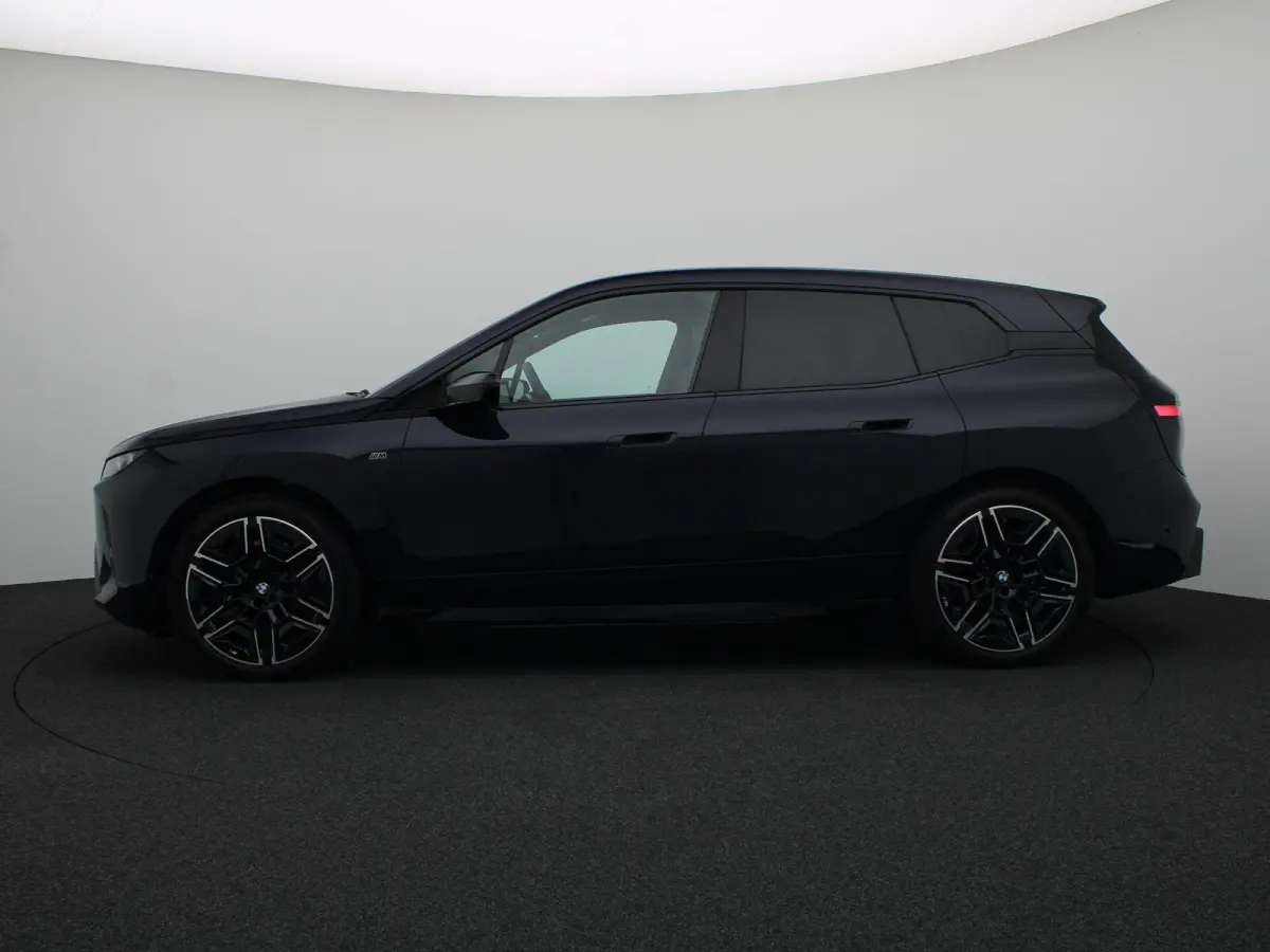 xDrive M70 M Sportpakket | Comfort Pack | Innovation Pack | Integral Active Steering | Luchtvering | Panoramadak Sky Lounge | Driving Assistant Professional | Harman Kardon | 22''