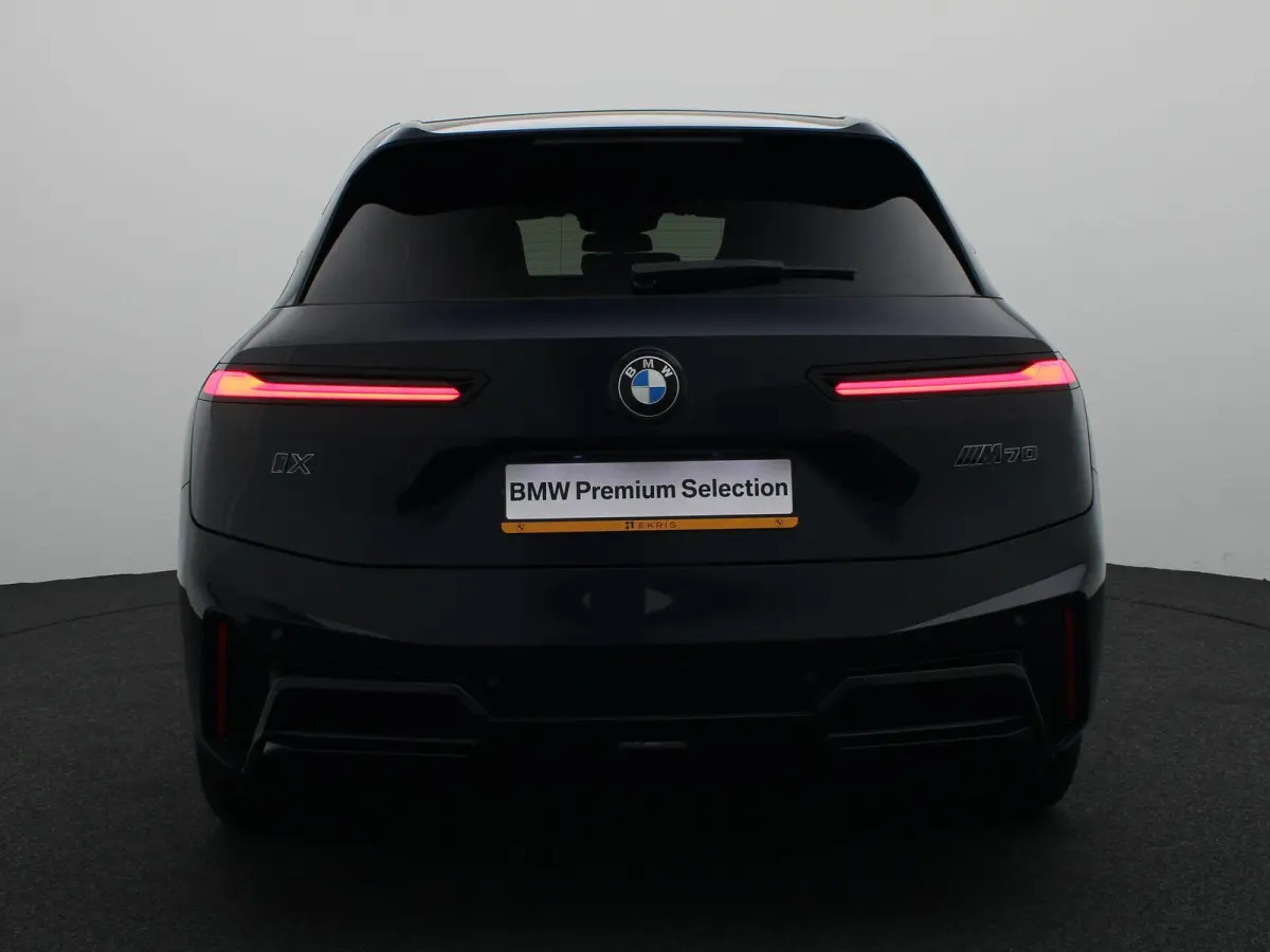xDrive M70 M Sportpakket | Comfort Pack | Innovation Pack | Integral Active Steering | Luchtvering | Panoramadak Sky Lounge | Driving Assistant Professional | Harman Kardon | 22''