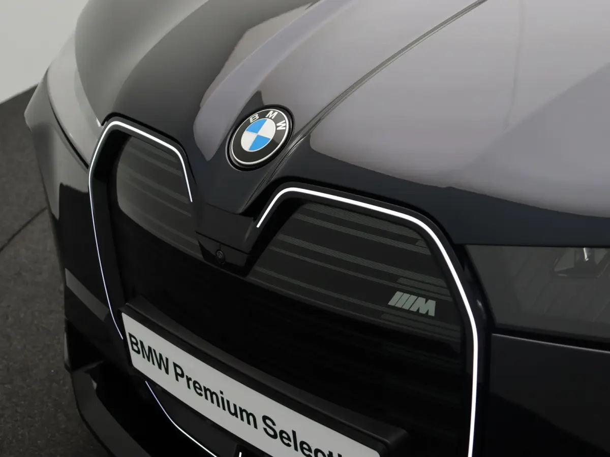 xDrive M70 M Sportpakket | Comfort Pack | Innovation Pack | Integral Active Steering | Luchtvering | Panoramadak Sky Lounge | Driving Assistant Professional | Harman Kardon | 22''