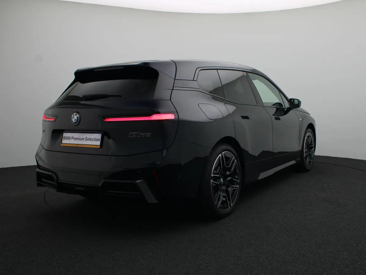 xDrive M70 M Sportpakket | Comfort Pack | Innovation Pack | Integral Active Steering | Luchtvering | Panoramadak Sky Lounge | Driving Assistant Professional | Harman Kardon | 22''