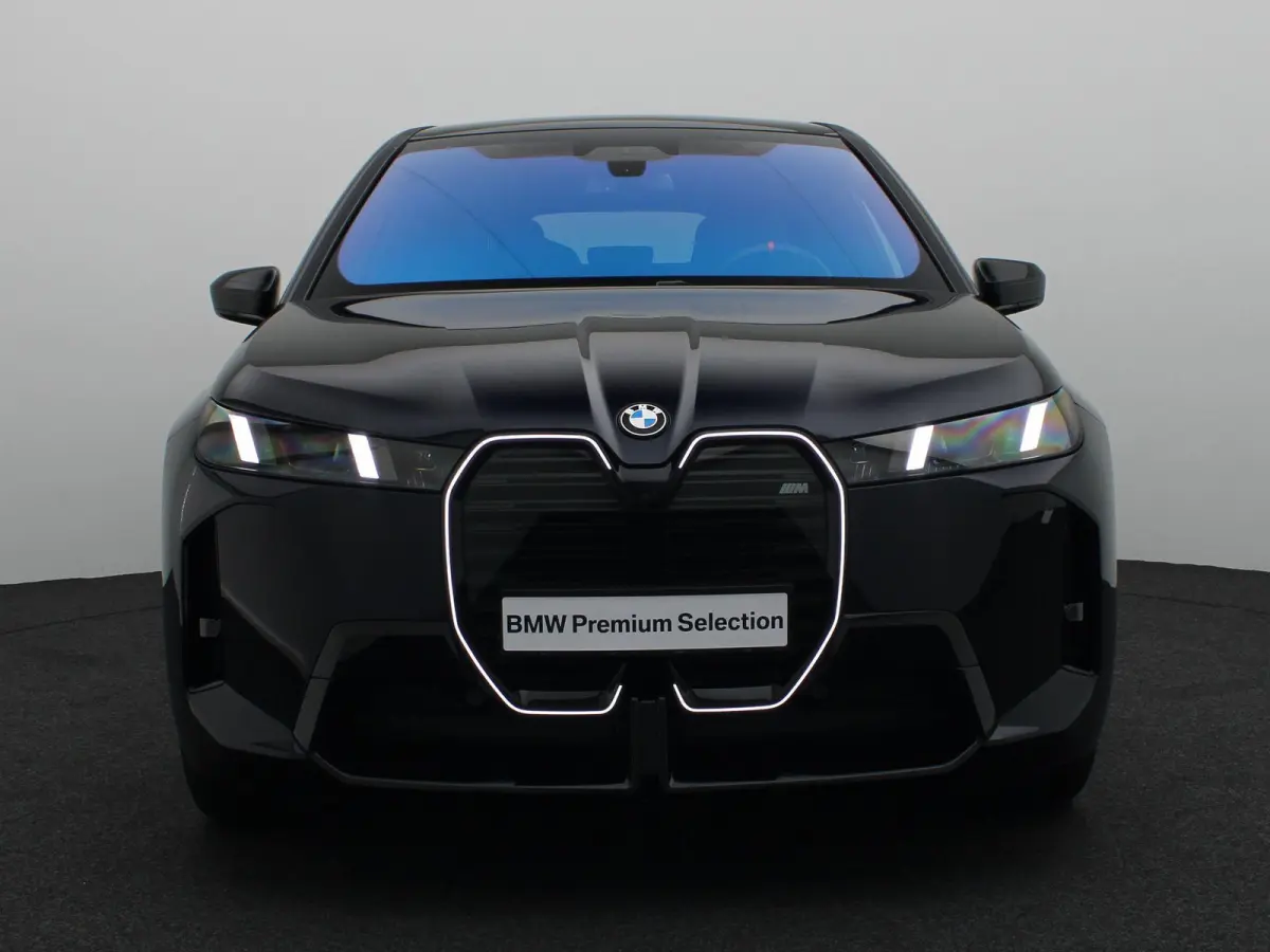 xDrive M70 M Sportpakket | Comfort Pack | Innovation Pack | Integral Active Steering | Luchtvering | Panoramadak Sky Lounge | Driving Assistant Professional | Harman Kardon | 22''