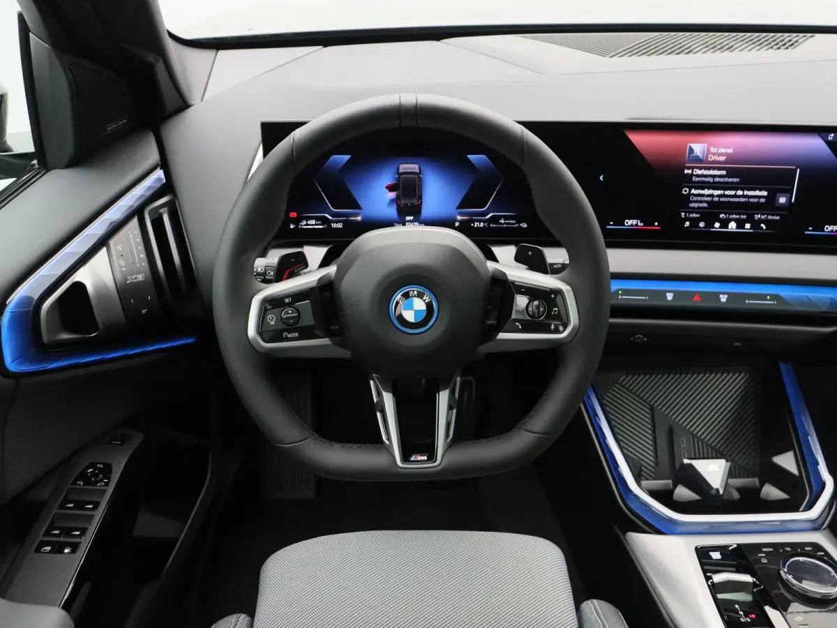 30e xDrive M Sportpakket | Premium Pack | Trekhaak | Panoramadak | Elektrisch Verstelbare Sportstoelen | Harman Kardon | 20''