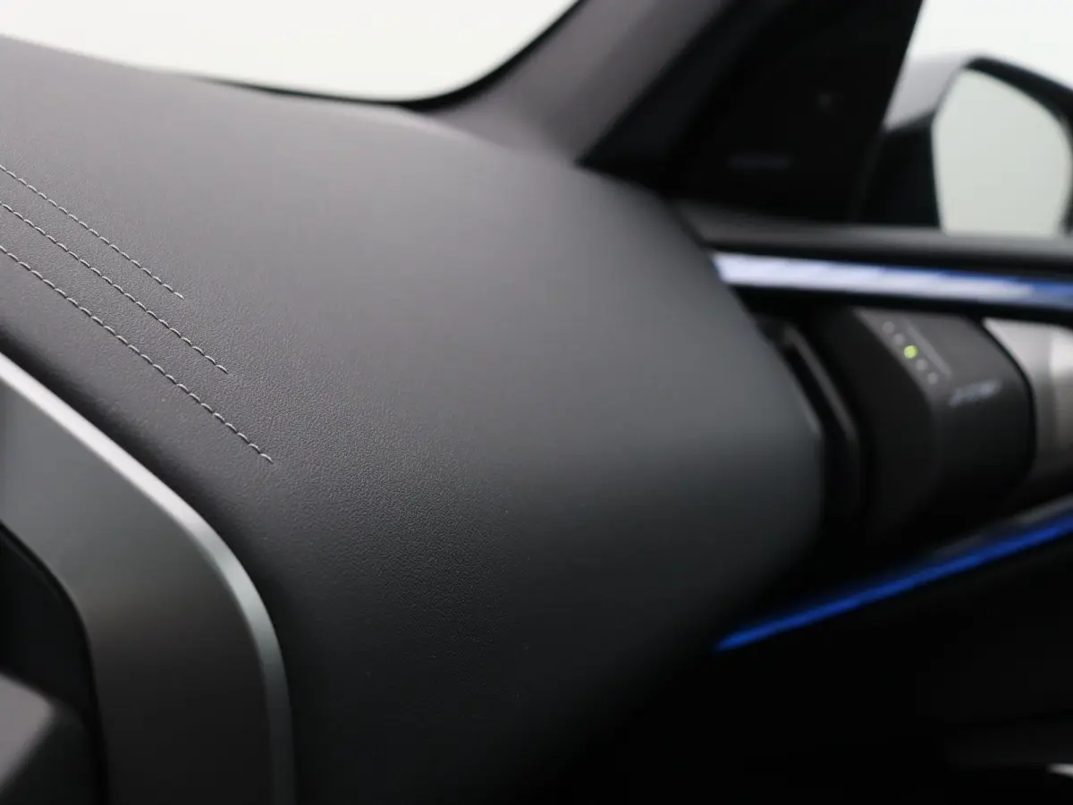 30e xDrive M Sportpakket | Premium Pack | Trekhaak | Panoramadak | Elektrisch Verstelbare Sportstoelen | Harman Kardon | 20''