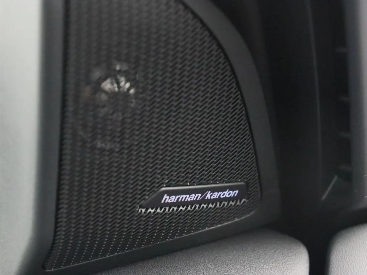 30e xDrive M Sportpakket | Premium Pack | Trekhaak | Panoramadak | Elektrisch Verstelbare Sportstoelen | Harman Kardon | 20''