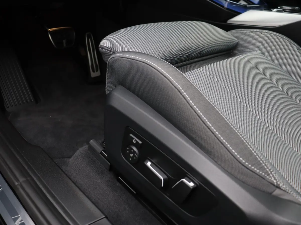 30e xDrive M Sportpakket | Premium Pack | Trekhaak | Panoramadak | Elektrisch Verstelbare Sportstoelen | Harman Kardon | 20''