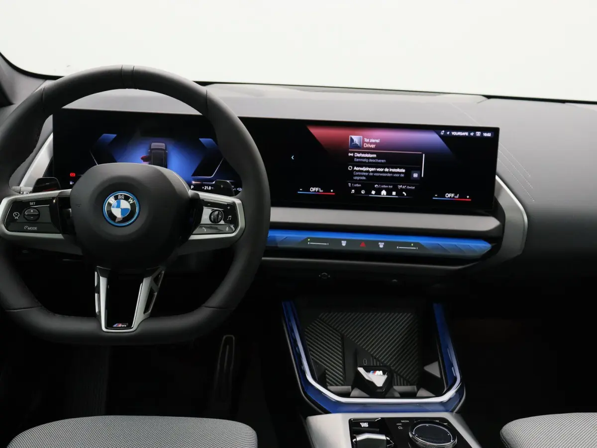30e xDrive M Sportpakket | Premium Pack | Trekhaak | Panoramadak | Elektrisch Verstelbare Sportstoelen | Harman Kardon | 20''