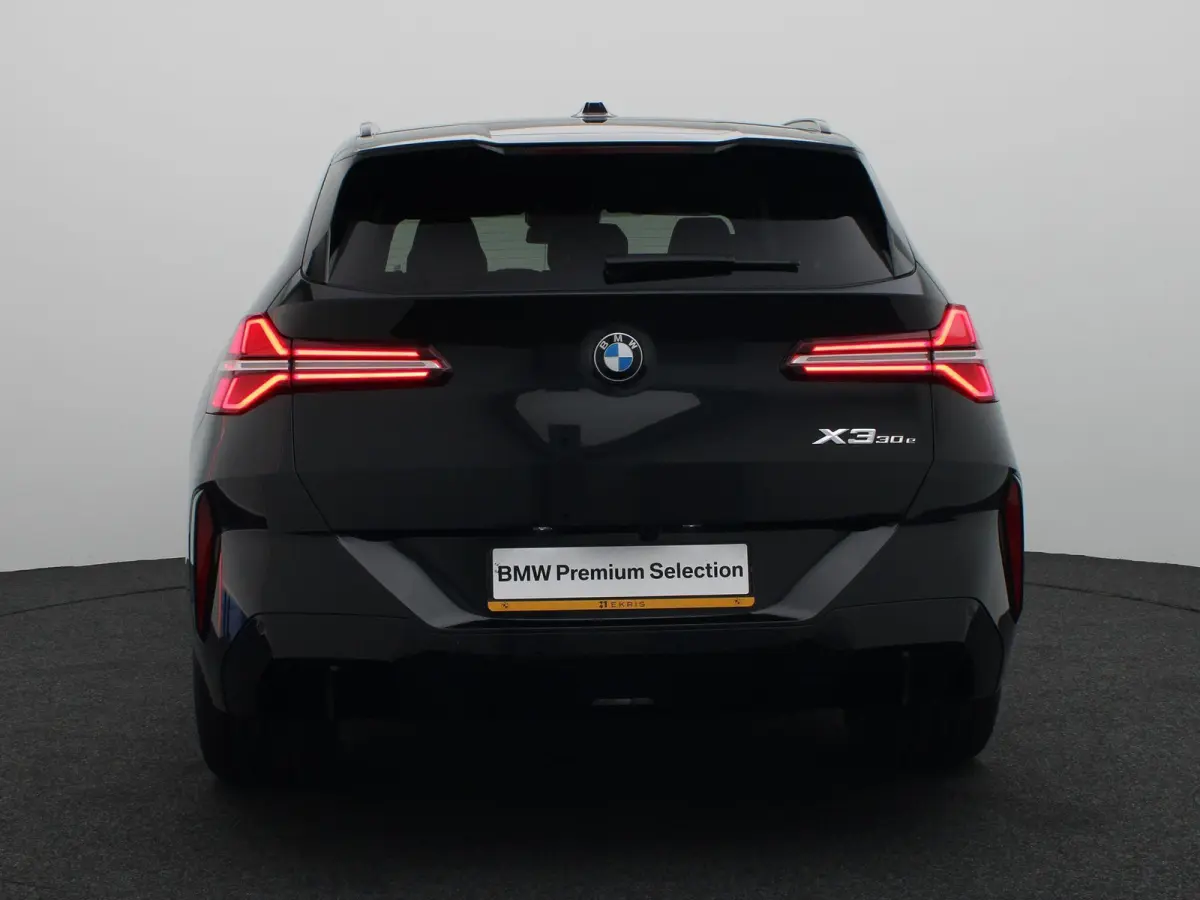 30e xDrive M Sportpakket | Premium Pack | Trekhaak | Panoramadak | Elektrisch Verstelbare Sportstoelen | Harman Kardon | 20''