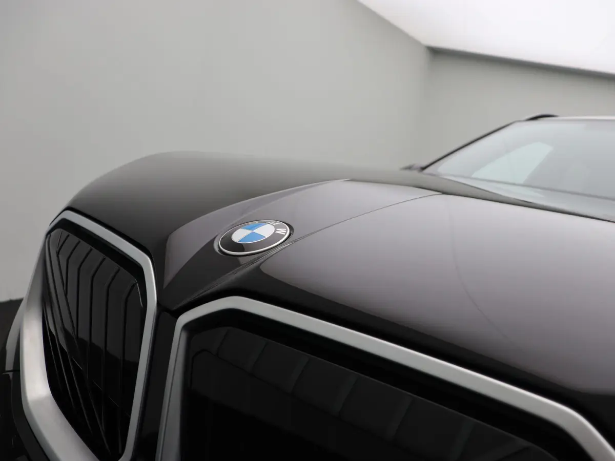 30e xDrive M Sportpakket | Premium Pack | Trekhaak | Panoramadak | Elektrisch Verstelbare Sportstoelen | Harman Kardon | 20''