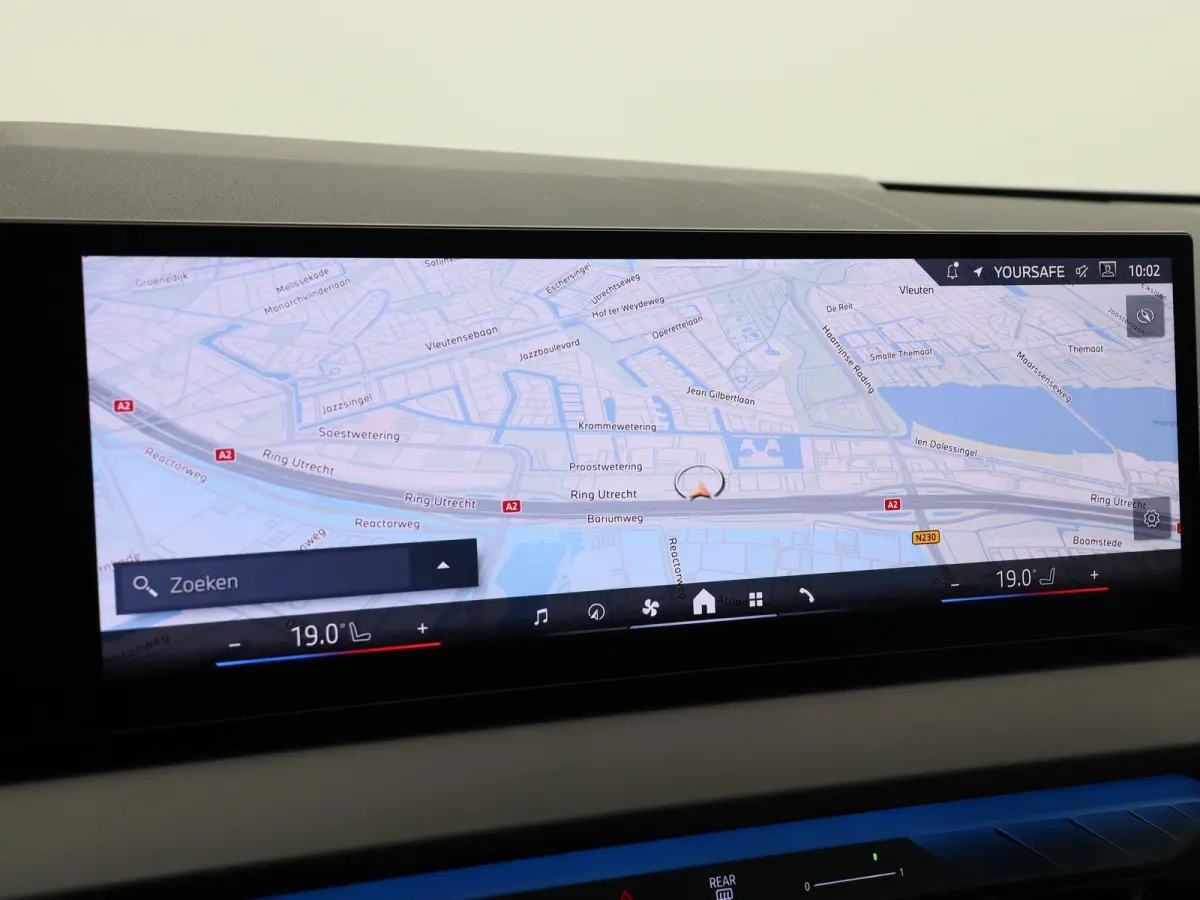 30e xDrive M Sportpakket | Premium Pack | Trekhaak | Panoramadak | Elektrisch Verstelbare Sportstoelen | Harman Kardon | 20''
