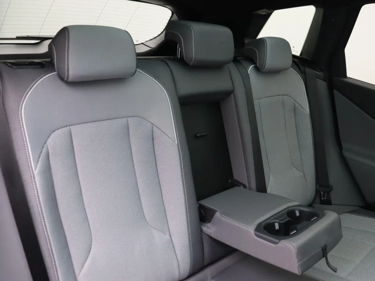 30e xDrive M Sportpakket | Premium Pack | Trekhaak | Panoramadak | Elektrisch Verstelbare Sportstoelen | Harman Kardon | 20''
