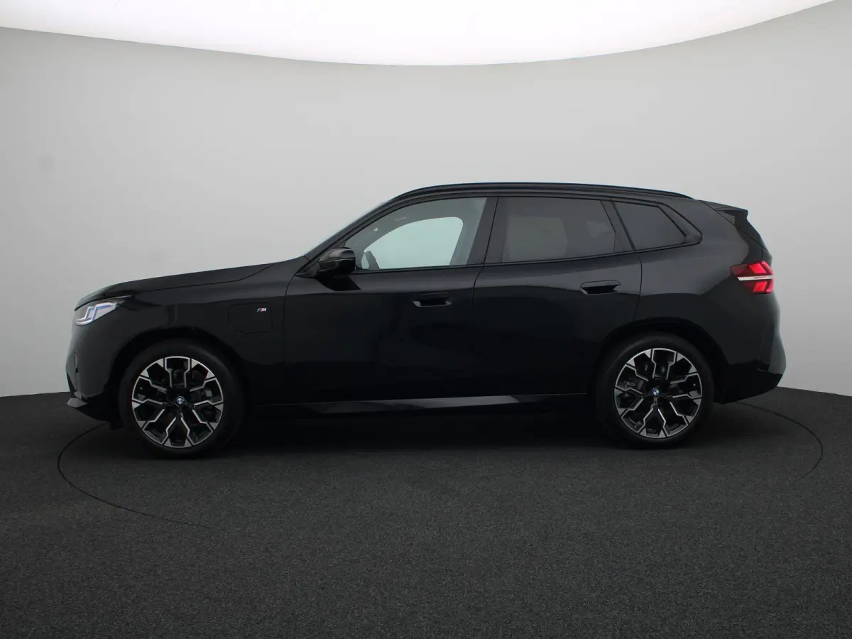 30e xDrive M Sportpakket | Premium Pack | Trekhaak | Panoramadak | Elektrisch Verstelbare Sportstoelen | Harman Kardon | 20''