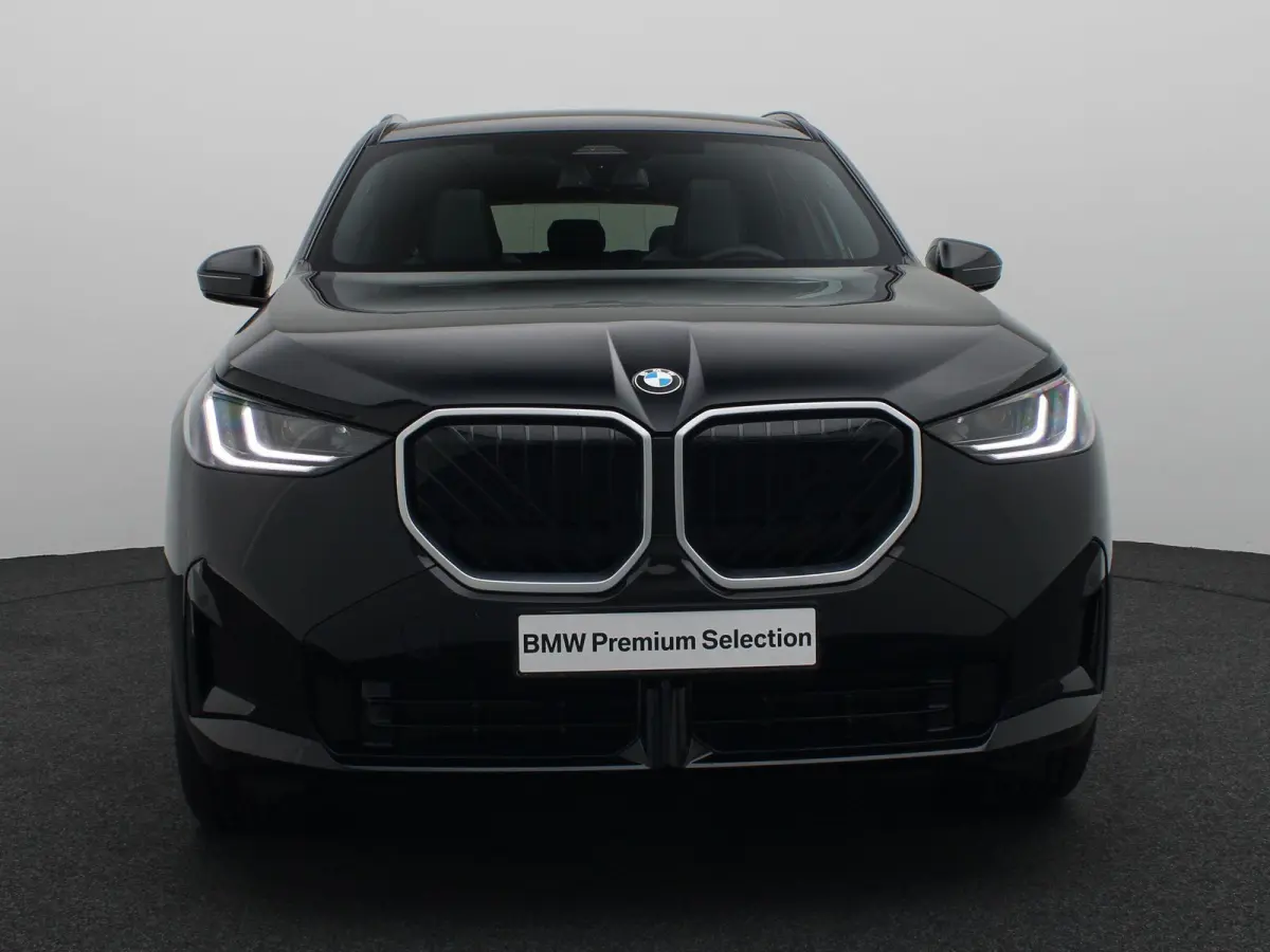 30e xDrive M Sportpakket | Premium Pack | Trekhaak | Panoramadak | Elektrisch Verstelbare Sportstoelen | Harman Kardon | 20''