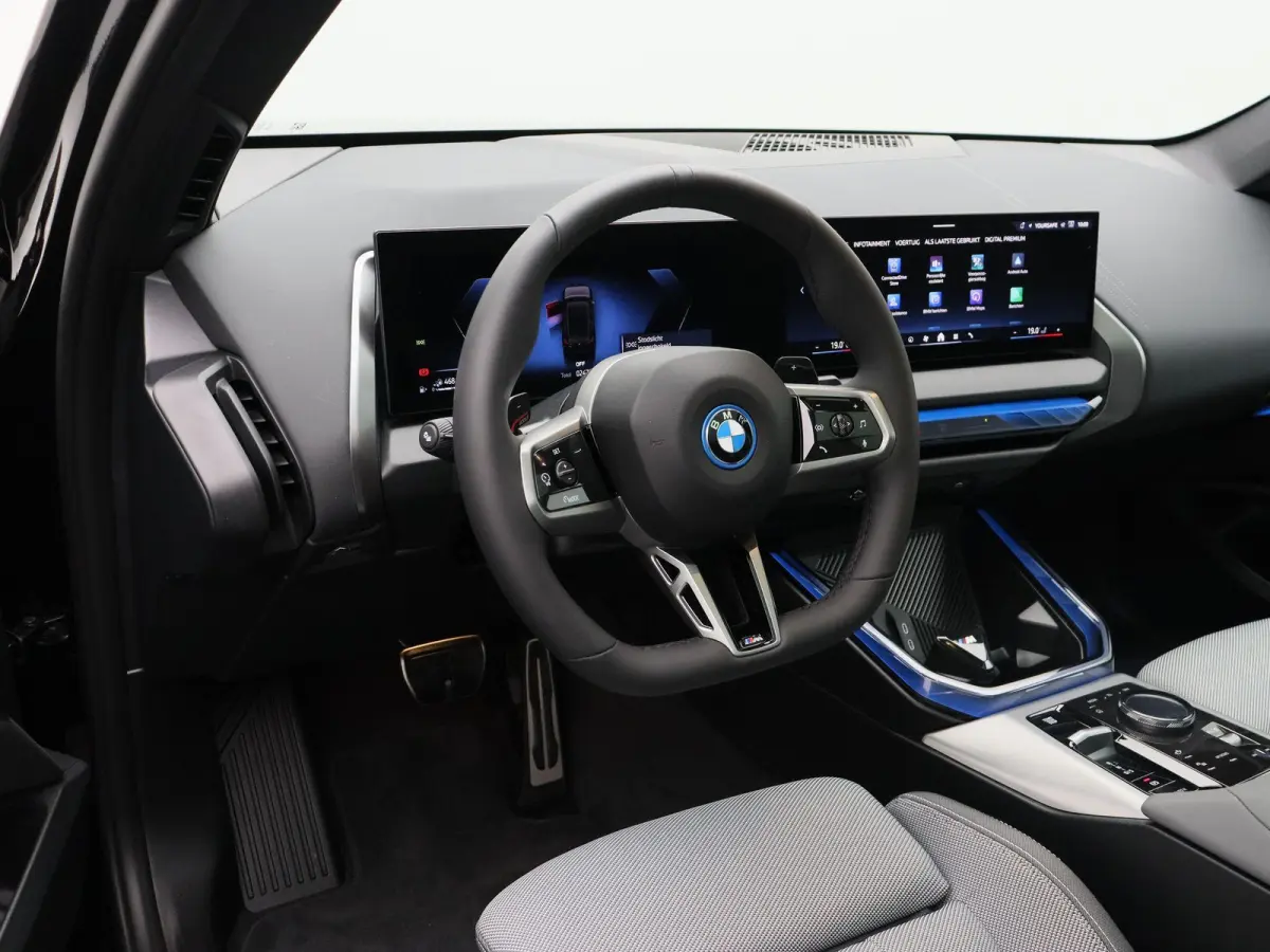 30e xDrive M Sportpakket | Premium Pack | Trekhaak | Panoramadak | Elektrisch Verstelbare Sportstoelen | Harman Kardon | 20''