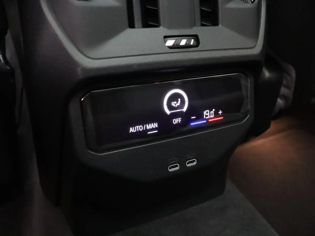 30e xDrive M Sportpakket | Premium Pack | Trekhaak | Panoramadak | Elektrisch Verstelbare Sportstoelen | Harman Kardon | 20''