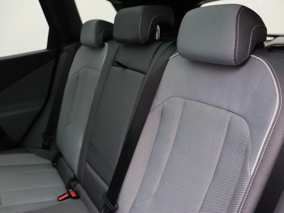 30e xDrive M Sportpakket | Premium Pack | Trekhaak | Panoramadak | Elektrisch Verstelbare Sportstoelen | Harman Kardon | 20''