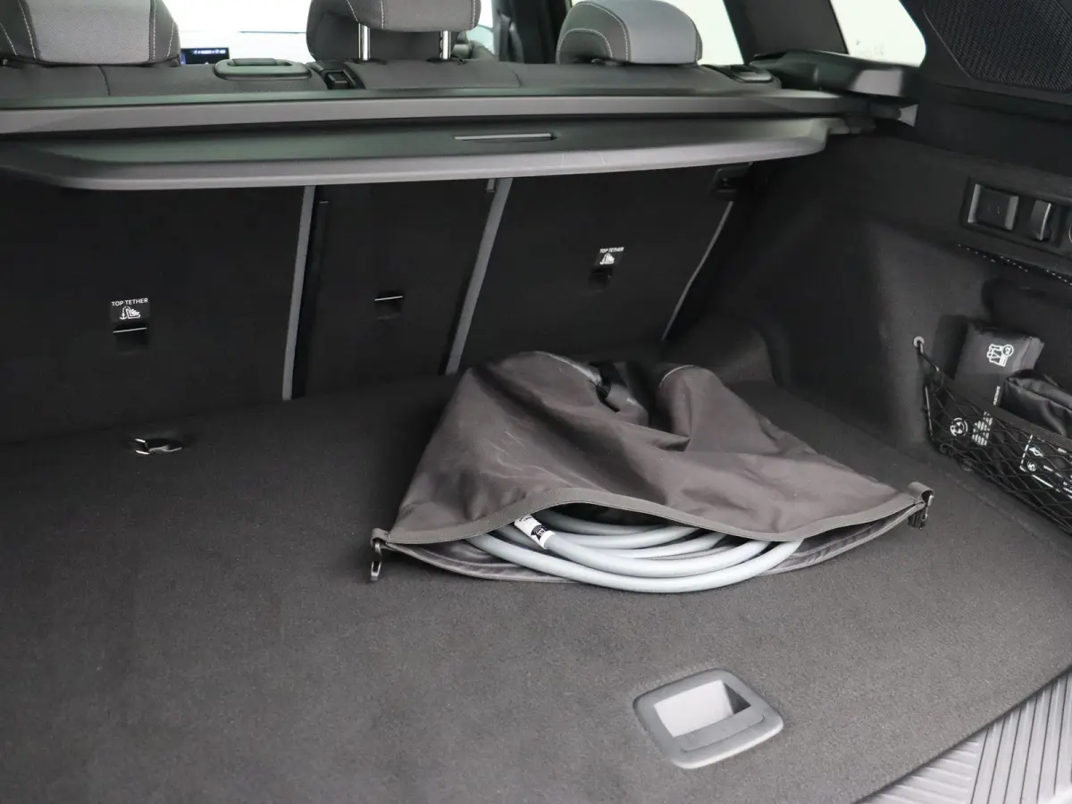 30e xDrive M Sportpakket | Premium Pack | Trekhaak | Panoramadak | Elektrisch Verstelbare Sportstoelen | Harman Kardon | 20''
