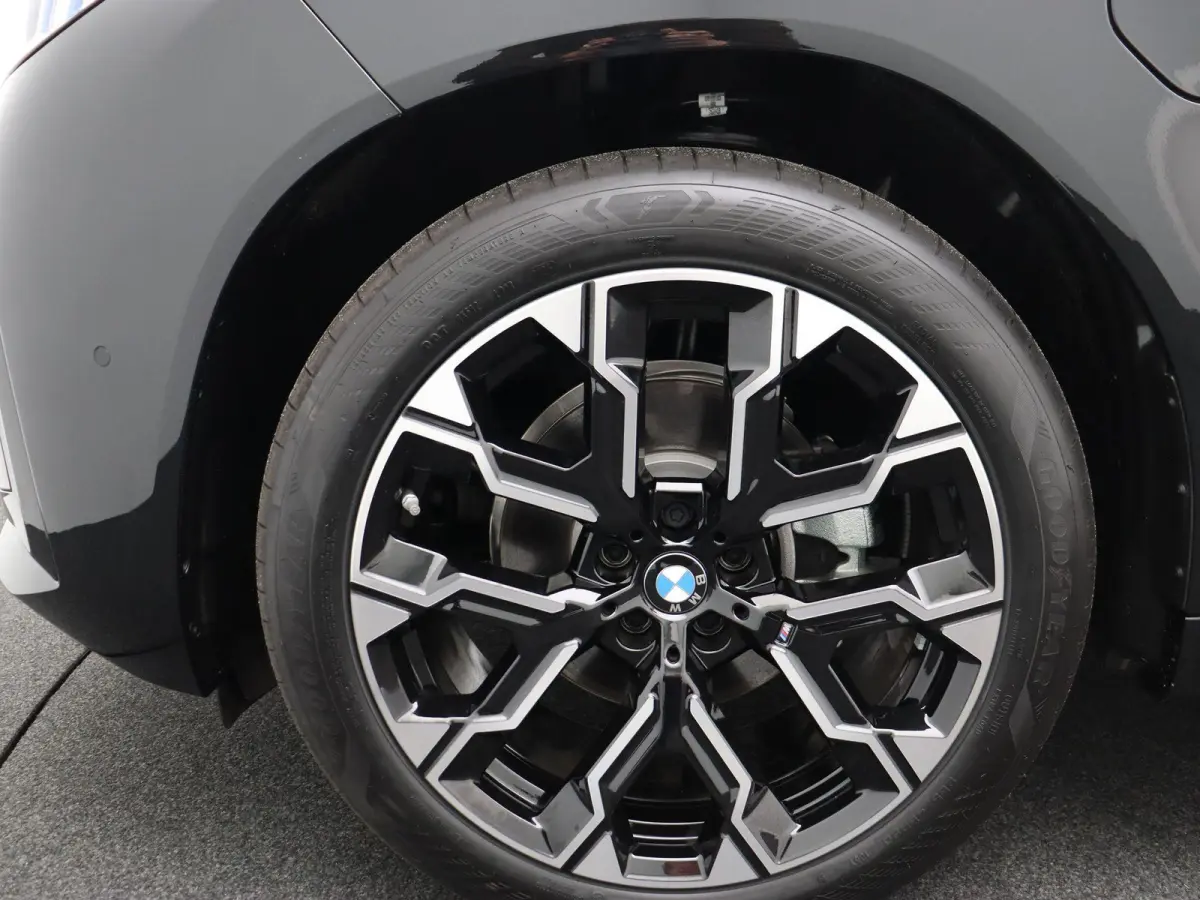 30e xDrive M Sportpakket | Premium Pack | Trekhaak | Panoramadak | Elektrisch Verstelbare Sportstoelen | Harman Kardon | 20''