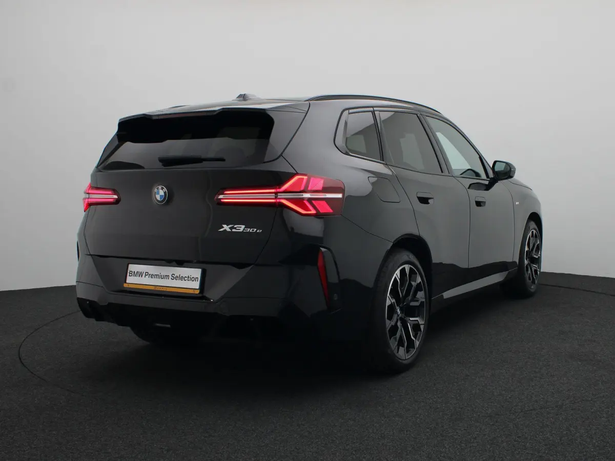 30e xDrive M Sportpakket | Premium Pack | Trekhaak | Panoramadak | Elektrisch Verstelbare Sportstoelen | Harman Kardon | 20''
