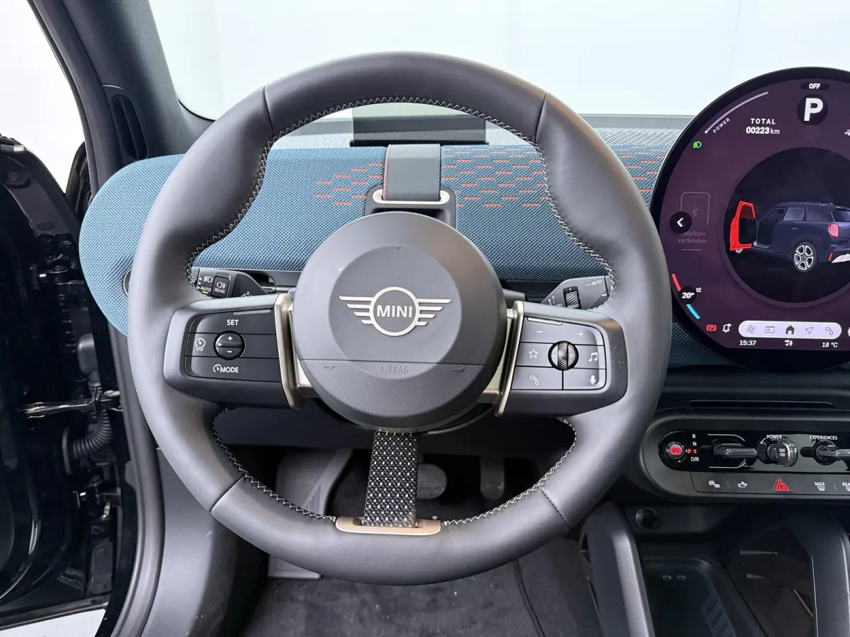 SE Favoured | Pakket XL | Stoel en stuurverwarming | Driving assistant Plus | 360 graden camera | Panoramadak | Harman Kardon